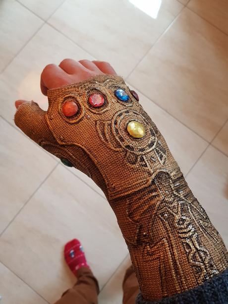 Avec son poignet cassé, il transforme son plâtre en gant de Thanos