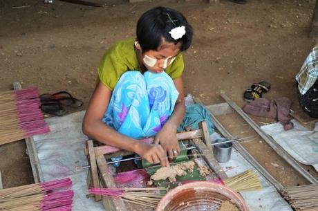Village de Pakkoku, Birmanie - fabrication d'encens