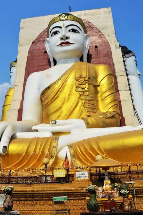 La pagode Kyaik PunLa pagode Kyaik Pun : sanctuaire du bouddha assis avec 4 statues de 27 mètres de haut représentants 4 Bouddhas : sanctuaire du bouddha assis avec 4 statuts de 27 mètres de haut représentants 4 Bouddhas 