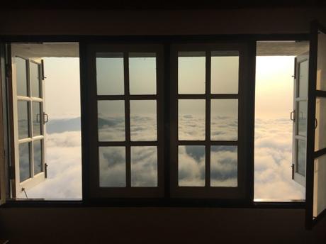 6h30 : vue de notre chambre à l'hôtel Mountain Top 3* au Rocher d'Or, Birmanie