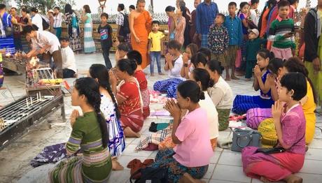 Chants et prières sur le site du Rocher d'Or, Birmanie