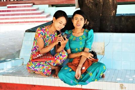 Jeunes filles birmanes en visite à la Pagode Shwemawdaw - Birmanie