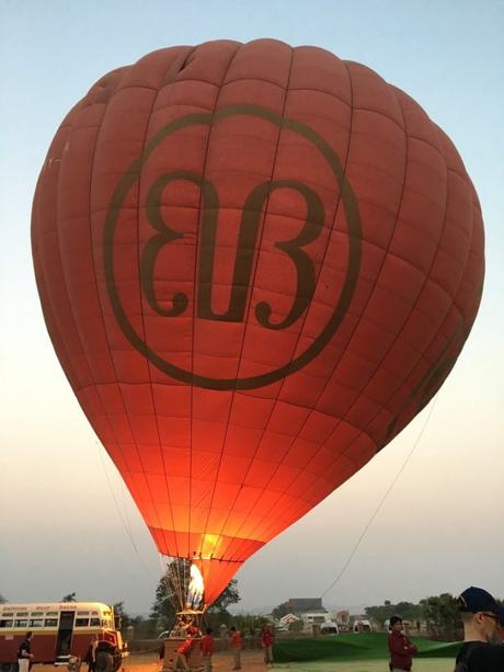 Préparation de la montgolfière pour survoler Bagan, Birmanie
