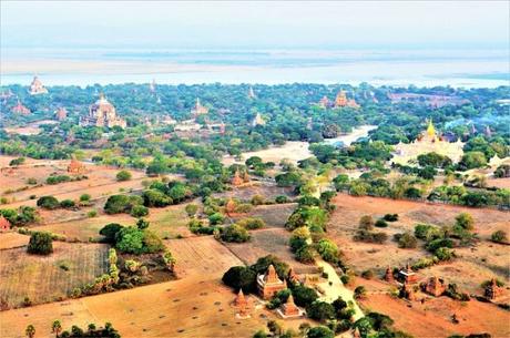 Survol de Bagan en montgolfière