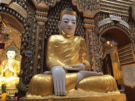 L'un des Bouddhas de la pagode Thanboddhay