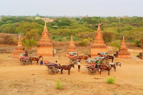 Promenade en calèches sur le site des temples en briques rouges de Bagan, Birmanie