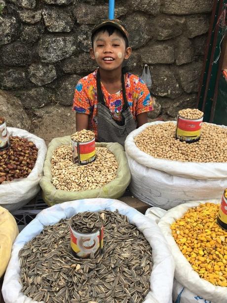 Rocher d'Or Birmanie : dealer de graines