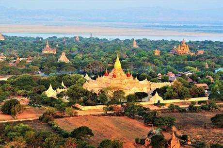 Survol des temples de Bagan en montgolfière