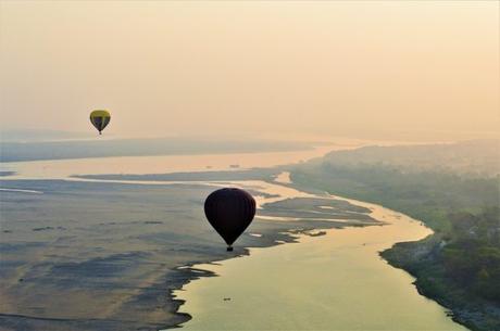 Survol du fleuve Irrawaddy Bagan en montgolfière