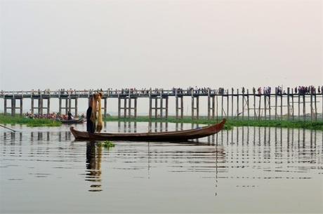 Pont de U Bein et les pêcheurs qui font des démonstrations
