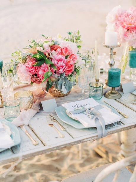 clemaroundthecorner inspiration déco table bois blanc bouquet fleurs mariage plage