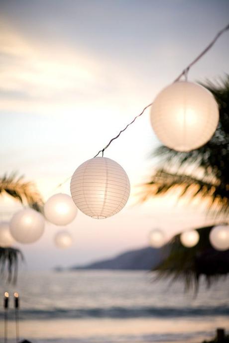mariage sur la plage déco luminaire rond papier blanc suspendus déco exotique palmier