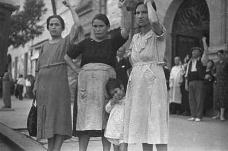 Taro spectateurs procession Lukacs