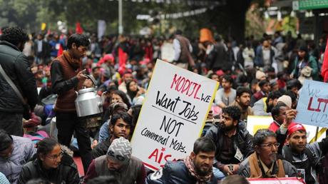 Inde: Des travailleurs désespérés et des jeunes touchés par la crise de l’emploi