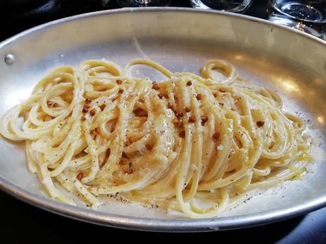 Spaghettoni caccio e pepe © Gourmets&co