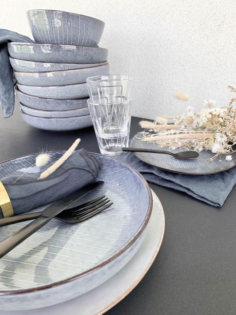 assiette blanche vaisselle scandinave serviette bleu fleurs séchées