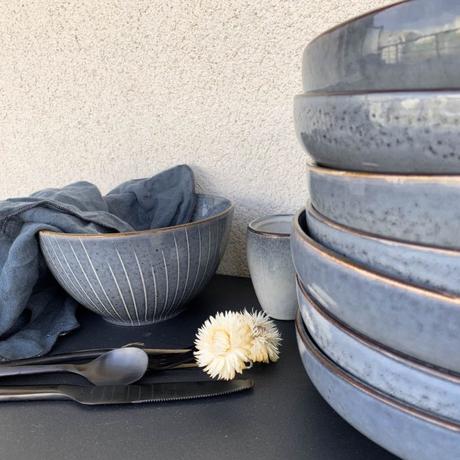 assiette creuse bleu gris couvert moderne noir serviette lin blog déco