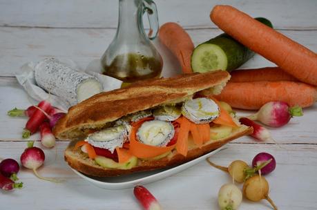 Sandwich végétarien chèvre et légumes