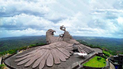 Aigle géant en béton de Rajiv Anchal