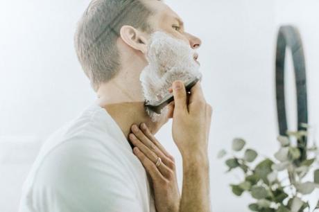 Comment éviter les poils incarnés dans la barbe ? Conseils et astuces