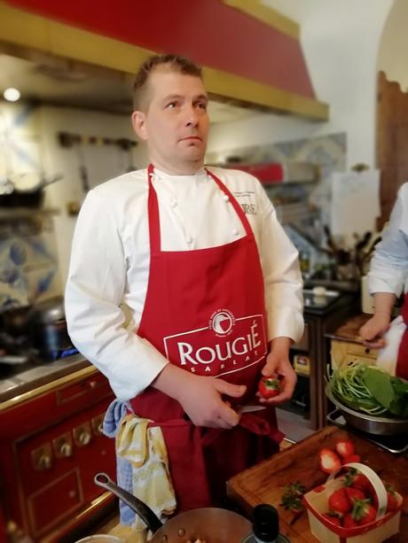 Accords Mets & Vins au Manoir de Rétival Chef au travail dans la bonne humeur