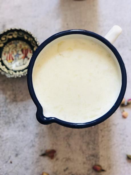 Alouda à la rose : lait aromatisé mauricien aux graines de basilic et à la gelée d’agar agar.