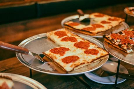 Assembly Brewing a une pizza à la Detroit, des bières à la session et un Absolutely No Kids – Repas et boissons
 – Fabrication de bière