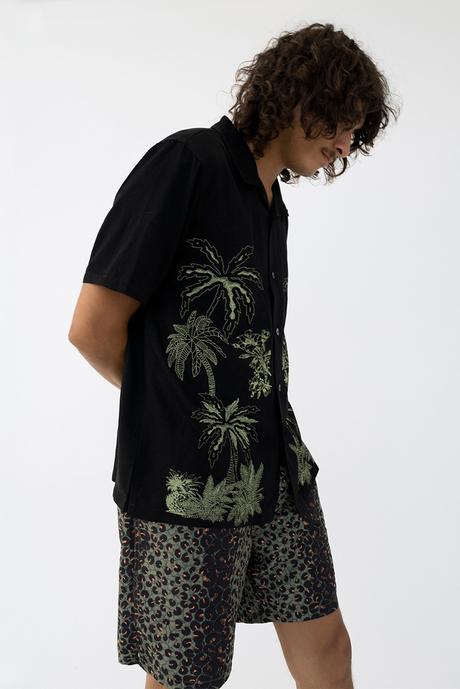 Stüssy présente sa collection SU19 avec en prime un édito signé Mark Lebon Stüssy présente sa collection SU19 avec en prime un édito signé Mark Lebon