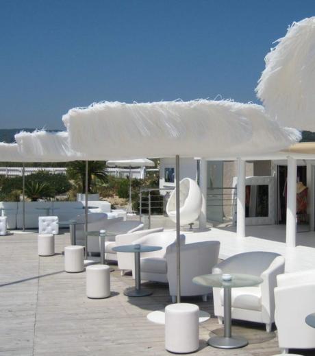 parasol design frou frou blanc terrasse bord de mer fauteuil décoration extérieur déco clemATC