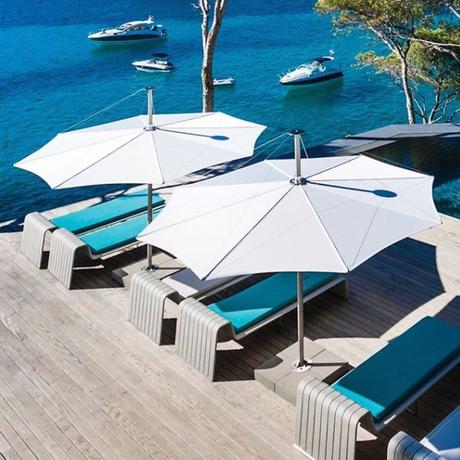 Parasol design : ma sélection pour votre extérieur parasol design blanc terrasse bord de mer transat - blog déco - clemATC