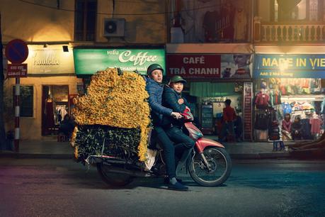 Hanoi Bikes: les livreurs en motos photographiés par Jon Enoch Hanoi Bikes: les livreurs en motos photographiés par Jon Enoch