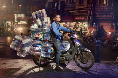 Hanoi Bikes: les livreurs en motos photographiés par Jon Enoch