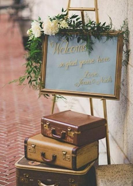 panneau pancarte d arrivée idée déco mariage thème voyage valise bagage - blog déco - clemaroundthecorner