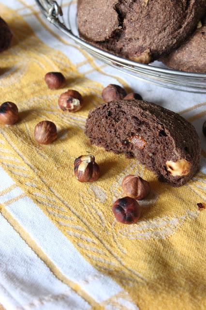 Petits pains cacao, orange confite et noisettes Cuillère et saladier : Petits pains cacao, orange confite et noisettes