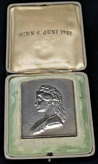 Achilleion (11) Plaquette en argent au profil de l'impératrice Elisabeth d'Autriche Achilleion (11) Plaquette en argent au profil de l'impératrice Elisabeth d'Autriche