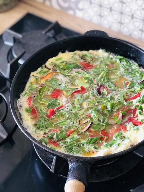 Omelette ou encore “tortilla” mauricienne : une recette ensoleillée avec des légumes du soleil, du piment et des herbes fraîches !