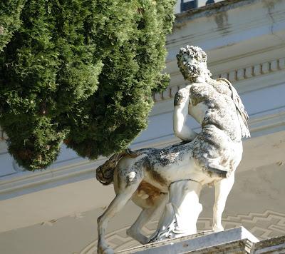Achilleion (12) La terrasse des centaures. 7 photos.