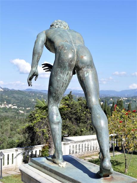 Achilleion (14) Les statues des Assaillants dans le Jardin  des Muses - 12 photos.