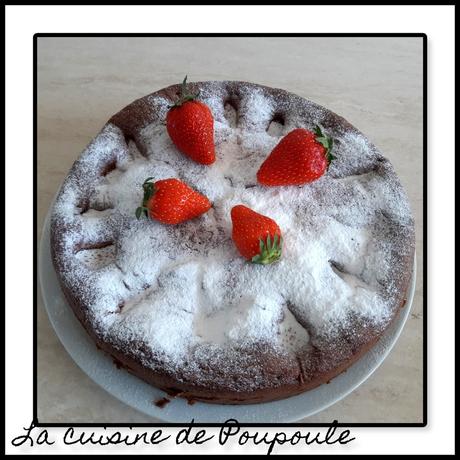 Gâteau aux fraises, yaourt et cacao en pourde