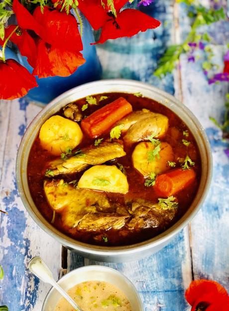 “La Daube poule”: plat en sauce mauricien subtilement épicé à base de poulet, pommes de terre et carottes !
