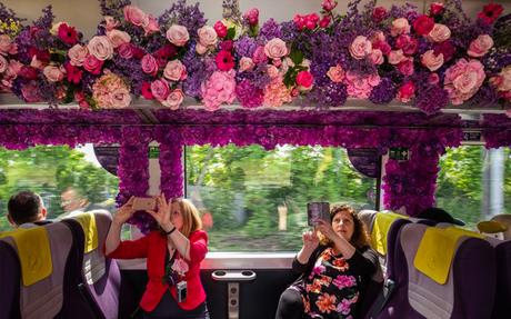 Londres : 3000 fleurs installées dans un train Londres : 3000 fleurs installées dans un train