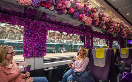 Londres : 3000 fleurs installées dans un train Londres : 3000 fleurs installées dans un train