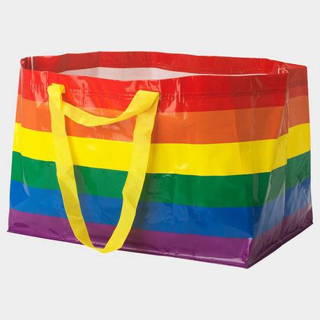 IKEA lance un sac arc-en-ciel à l’occasion du « Pride Month »