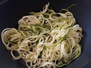 Crevettes et spaghetti à l'encre de seiche