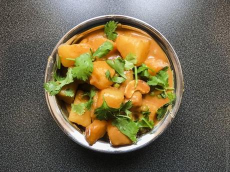 Lutsubo express – Curry de pommes de terre, cajou et petits pois