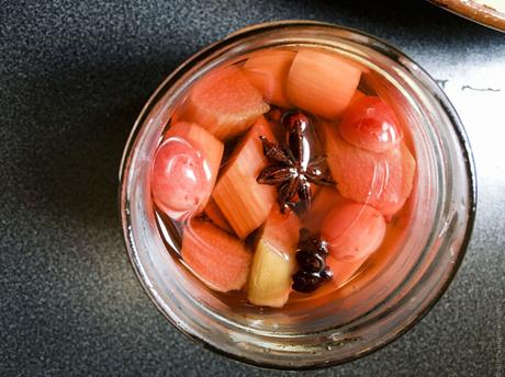 Couleurs du printemps – Salade d’asperges blanches, herbes fraîches et pickles de rhubarbe