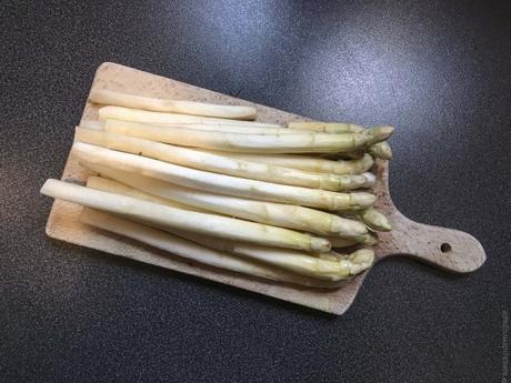 Couleurs du printemps – Salade d’asperges blanches, herbes fraîches et pickles de rhubarbe