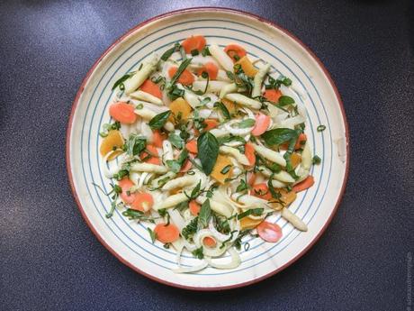 Couleurs du printemps – Salade d’asperges blanches, herbes fraîches et pickles de rhubarbe
