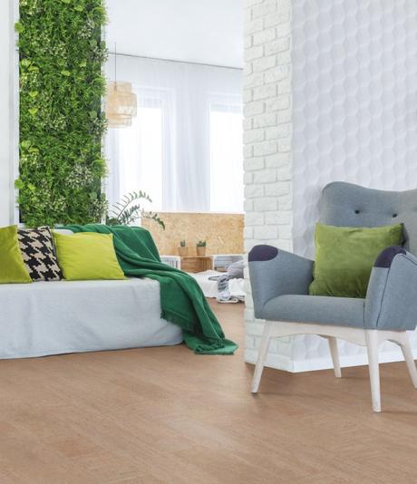 WISE amorim sol revêtement naturel en liège salon tendance canapé fauteuil mur de plantes vertes déco décoration
