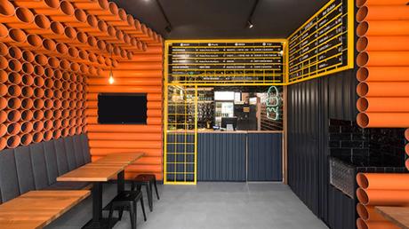 300 tuyaux en PVC rythment la décoration de ce restaurant